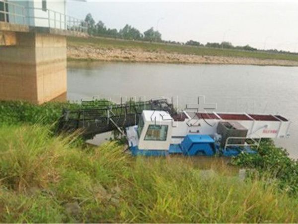 液壓全自動割草船.jpg